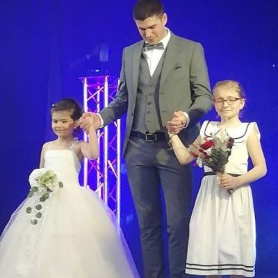 Carroussel mariages et enfants d honneur avec le marie