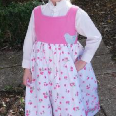 Colombe pour Fifi au jardin en robe réversible Framboise