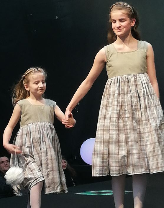 Les enfants d'honneur de Fifi au jardin Mariages_i123456789