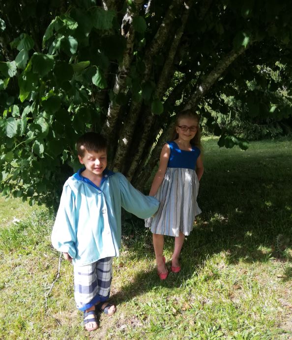 Les enfants d'honneur de Fifi au jardin Mariages_i123456789123456789123456