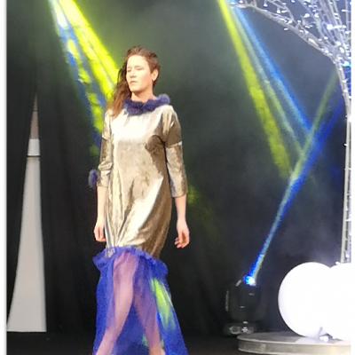 Megh pour Fifi au jardin en robe de soirée au Salon du Mariage d'Hardelot janvier 2019