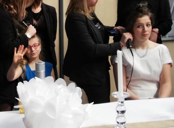 Ani en robe de mariée et Colombe en demoiselles d'honneur collection capsule Bords de Mer robes réversibles manches courtes au Salon du Mariage d'Hardelot janvier 2019 défilé et pr