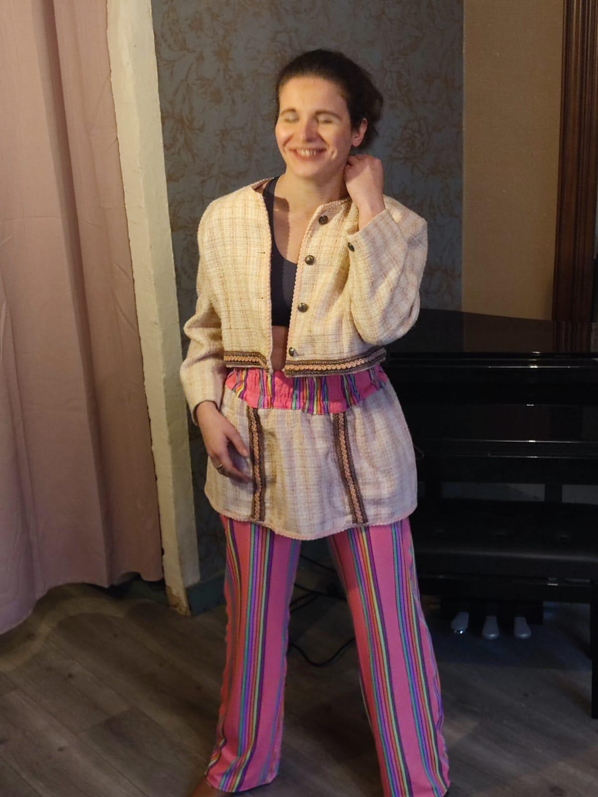 Pantalon veste rose facon chanel fifi au jardin i0