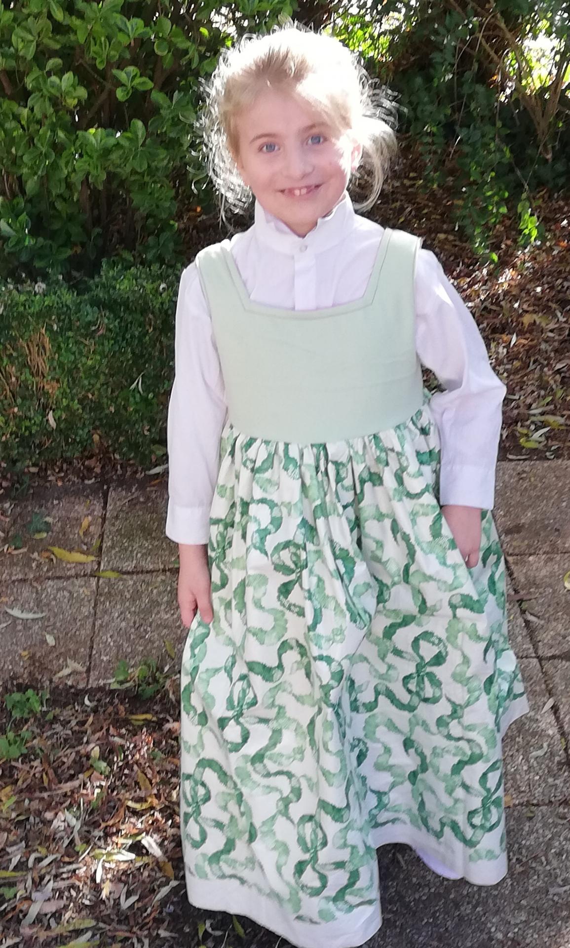 Robe de princesse reversible 7 8 ans fraise fifi au jardin pose 6