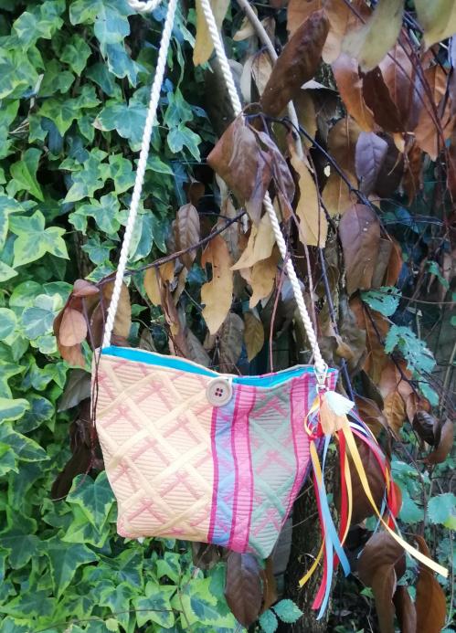 Sac reversible l astucieux bleu ciel et lignes colorees fifi au jardin avec ses rubans accessoirises verso