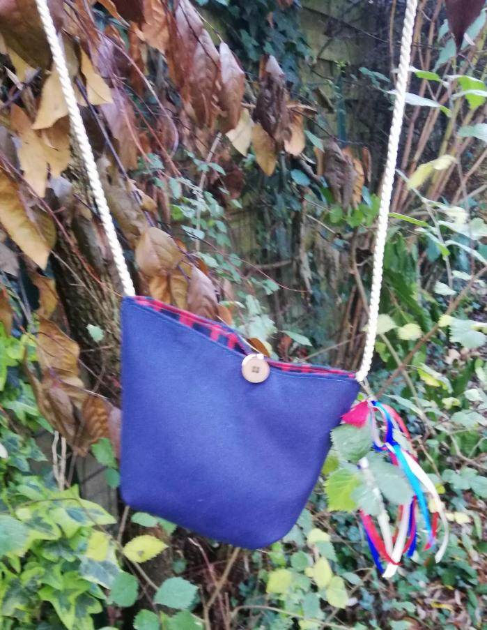 Sac reversible l astucieux bleu et tartan fifi au jardin avec ses rubans et coeurs accessoirises verso
