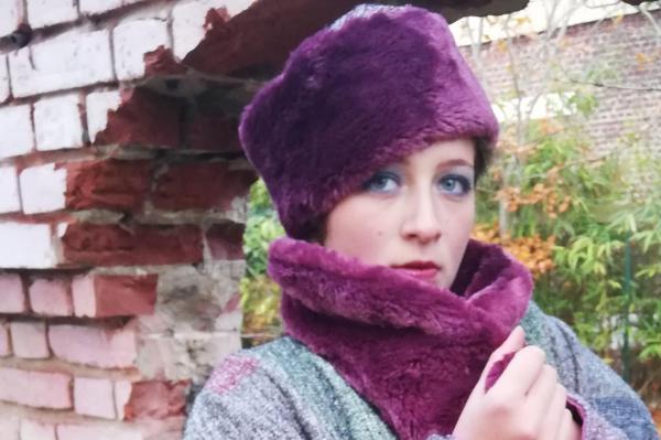 Toque fourrure mauve et lainage croise paillette reversible fifi au jardin pose 7